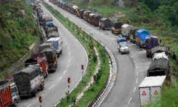 छोटे वाहनों को जम्मू-श्रीनगर राष्ट्रीय राजमार्ग के दोनों तरफ से आवाजाही की अनुमति