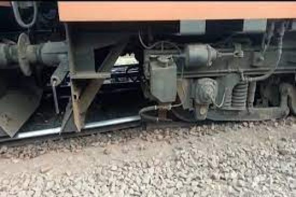  जमशेदपुर में मालगाड़ी बेपटरी, जमीन पर दौड़ने लगी ट्रेन