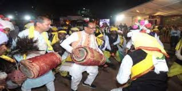 खजुराहो में सांस्कृतिक संपत्ति की सुरक्षा और बहाली पर पोशाक खजाने की वापसी प्रदर्शनी का उद्घाटन