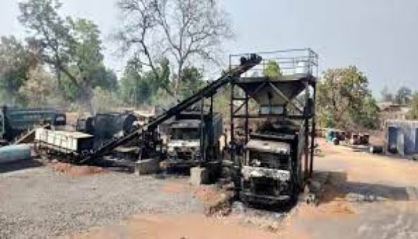 गढ़चिरौली: नक्सलियों फूंके सड़क निर्माण में लगे वाहन