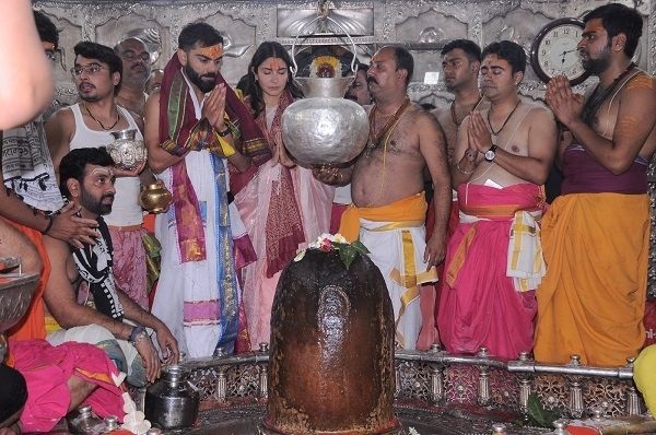 पति विराट संग अनुष्का शर्मा ने किए बाबा महाकाल के दर्शन