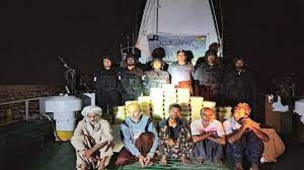 गुजरात में कोस्ट गार्ड और एटीएस ने ईरान की नाव से 425 करोड़ की हेरोइन पकड़ी