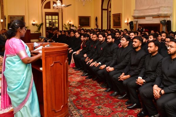 कर संकलन और करदाताओं के अनुकूल माहौल तैयार करें आईआरएस अधिकारी : राष्ट्रपति