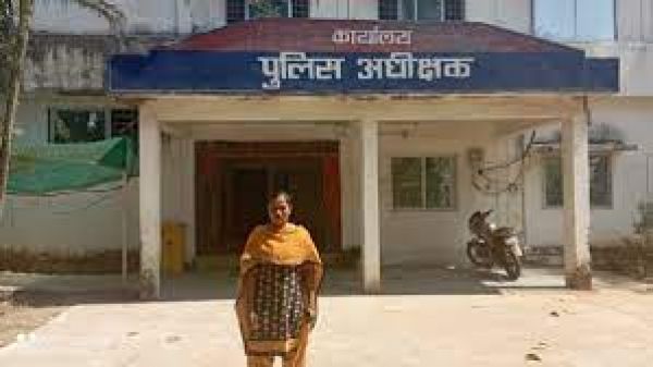 छत्तीसगढ़ में पांच लाख की इनामी महिला नक्सली ने पुलिस के सामने किया समर्पण