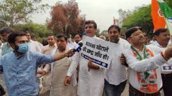 दिल्ली कांग्रेस ने अडानी मामले को लेकर राजभवन का किया घेराव