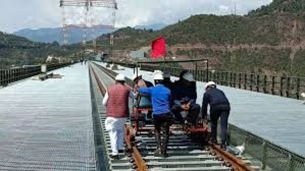 रेलवे मंत्री ने विश्व के सबसे ऊंचे रेलवे ब्रिज का निरीक्षण किया