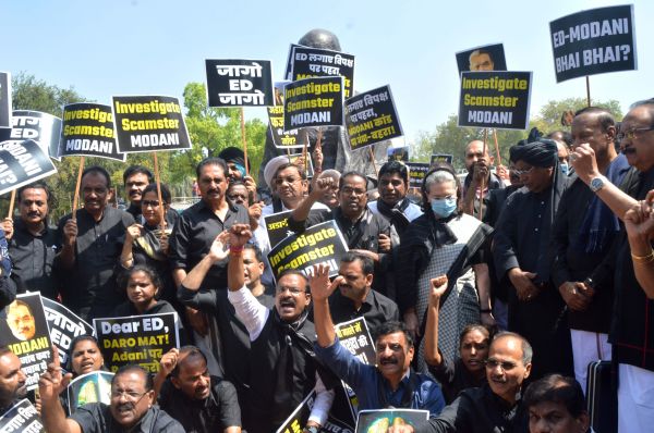 अडाणी विवाद की जेपीसी जांच की मांग को लेकर प्रदर्शन में शामिल हुई सोनिया गांधी।