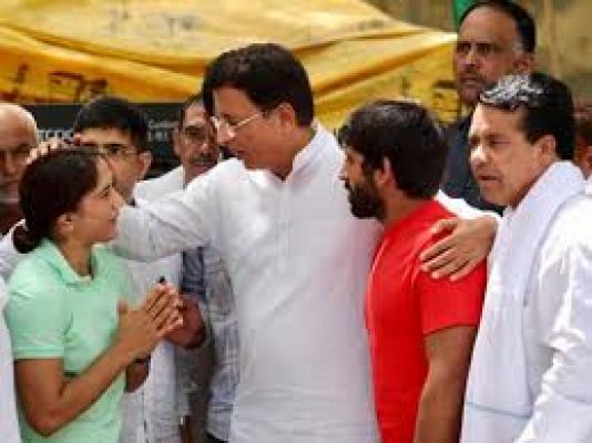 जंतर मंतर पर धरना दे रही बेटियों की बात नहीं सुन रही है सरकार : सुरजेवाला