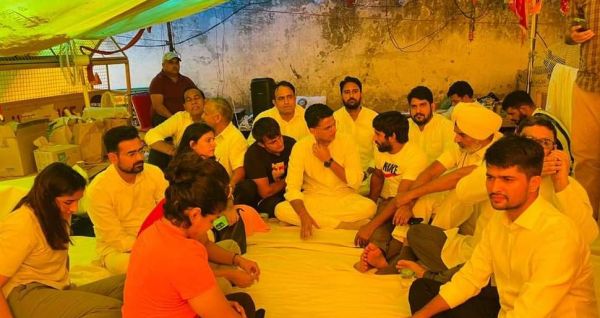 धरने पर बैठे पहलवानों के समर्थन में जंतर-मंतर पहुंचे पायलट