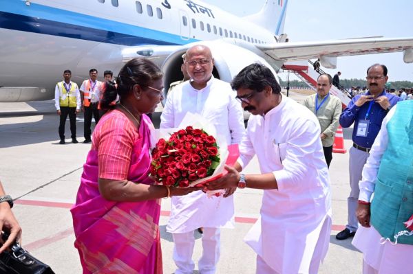 राष्ट्रपति के रांची पहुंचने पर राज्यपाल और मुख्यमंत्री ने एयरपोर्ट पर किया स्वागत