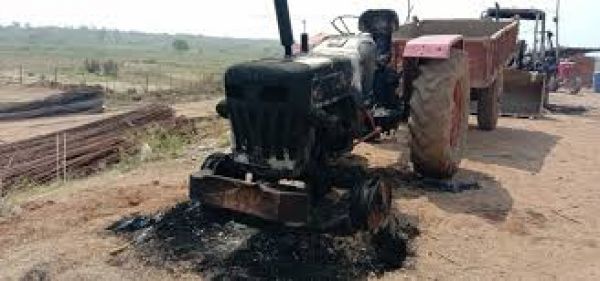 लातेहार में नक्सलियों ने पुल निर्माण में लगे एक पोकलेन और चार ट्रैक्टरों को जलाया