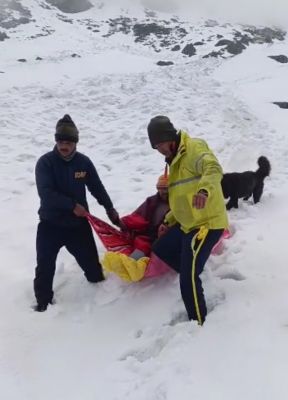 खराब मौसम में मेरु सुमेरु पर्वत पर फंसे तीर्थयात्री के लिए देवदूत बने एसडीआरएफ जवान