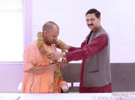 उप्र के मुख्यमंत्री योगी से मिले बीकेटीसी अध्यक्ष अजेंद्र, धाम आने का दिया आमंत्रण