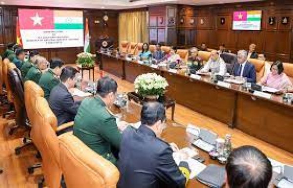 वियतनामी रक्षा मंत्री के साथ राजनाथ सिंह ने रक्षा संबंधों पर की द्विपक्षीय बैठक