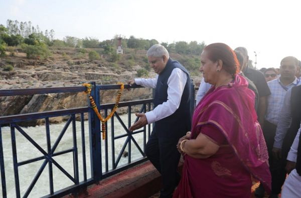 मप्रः उप राष्ट्रपति धनखड़ ने भेड़ाघाट के मनोहारी सौंदर्य को निहारा, उनकी धर्मपत्नी भी रहीं साथ