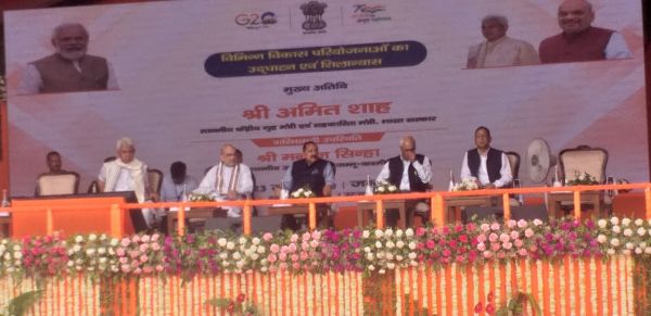 कश्मीर घाटी के युवाओं का भविष्य बंदूकों और पत्थरों में नहीं, लैपटॉप उठाएं और आगे बढ़ें : अमित शाह