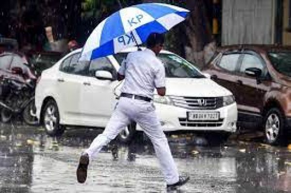 बंगाल में लगातार बारिश के बाद सामान्य से पांच डिग्री नीचे पहुंचा तापमान