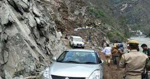 बारिश बनी आफत, बदरीनाथ हाइवे पर पहाड़ी से आया भारी मलबा, छिनका में मार्ग अवरुद्ध