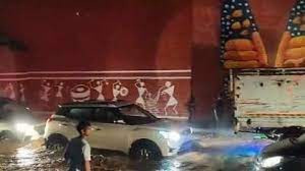 यूपी के पूर्व मुख्यमंत्री अखिलेश यादव ने काशी में हुए जलभराव का जिक्र करते हुए 37 सेकेंड का वीडियो अपलोड किया है।