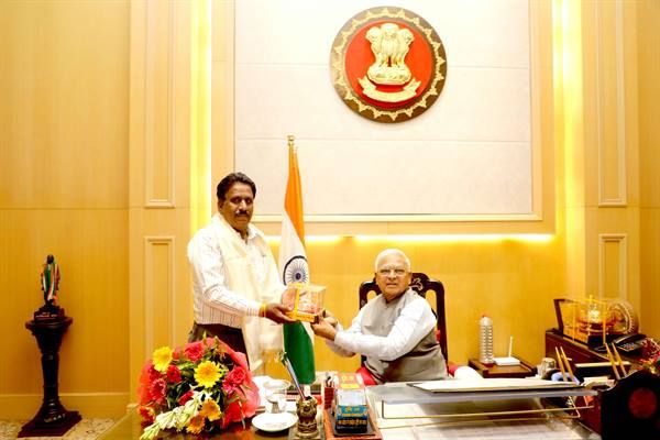 मध्य प्रदेश - राज्यपाल श्री पटेल ने राजभवन के सेवानिवृत्त अधिकारी-कर्मचारियों को विदाई दी