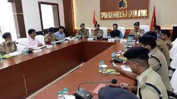 यूपी के प्रमुख सचिव गृह एवं डीजीपी ने वीडियो कॉन्फ्रेंसिंग के जरिए कांवड़ यात्रा की तैयारियों पर चर्चा की।