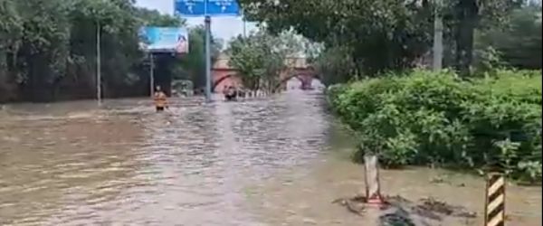 दिल्ली में रविवार तक स्कूल और विवि बंद, दफ्तरों में भी 'वर्क फ्राम होम' पर जोर