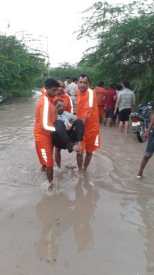 दिल्ली में एनडीआरएफ की 12 टीमें तैनात, बाढ़ में फंसे 2500 लोगों को सुरक्षित निकाला