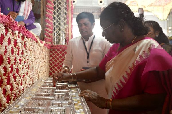 देश की खुशहाली के लिए राष्ट्रपति द्रौपदी मुर्मू ने बाबा श्याम दरबार में पूजा की