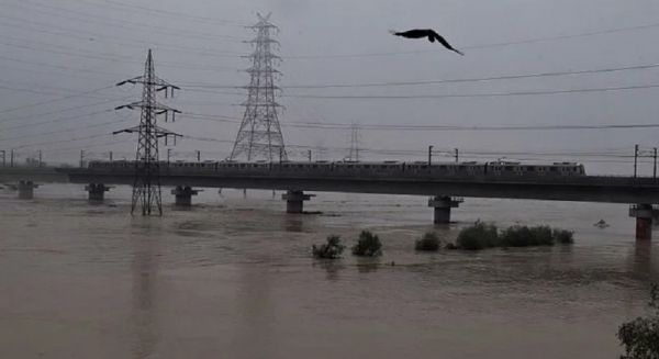 दिल्ली में यमुना नदी का जलस्तर घटा, बाढ़ का खतरा बरकरार