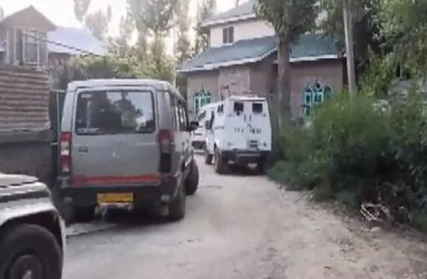 कुलगाम और पुलवामा में पांच अलग-अलग स्थानों पर एनआईए की छापेमारी जारी