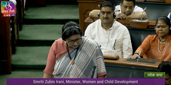 स्मृति का कांग्रेस पर निशाना, 'भारत माता की हत्या की बात पर मेज थपथपा रहें हैं'