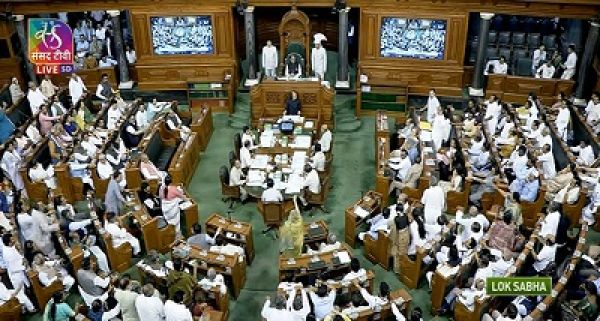 सदन में कांग्रेस सांसद राहुल गांधी के कथित अनुचित व्यवहार को लेकर भाजपा महिला सांसदों ने लोकसभा अध्यक्ष ओम बिरला से मुलाकात किया