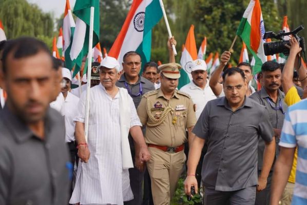 श्रीनगर में उप राज्यपाल मनोज सिन्हा ने तिरंगा रैली को दिखाई झंडी