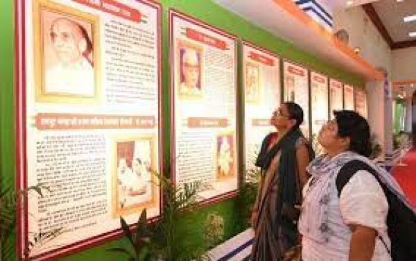 प्रदर्शनी में छत्तीसगढ़ से जुड़ी रोचक जानकारी लोगो को कर रही आकर्षित