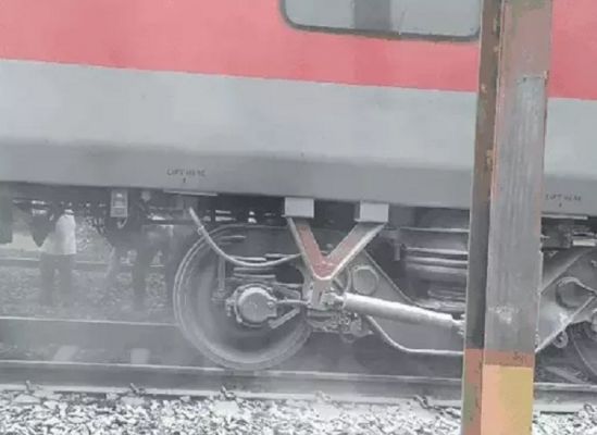 मप्रः उदयपुर-खजुराहो ट्रेन के इंजन में लगी आग, तेलंगाना एक्सप्रेस की पैंट्री कार से उठीं लपटें
