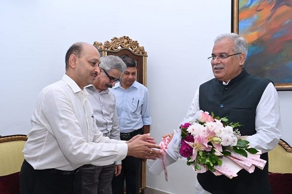 सीएम बघेल को अधिकारीयों ने दी जन्मदिन की शुभकामनाएं
