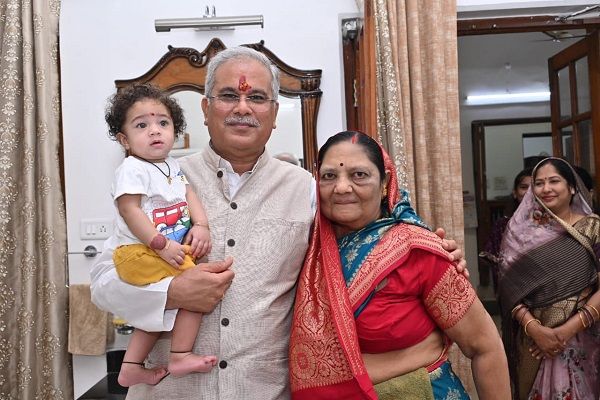 जन्मदिन पर सीएम बघेल ने शेयर की फैमिली फोटो, लिखा...