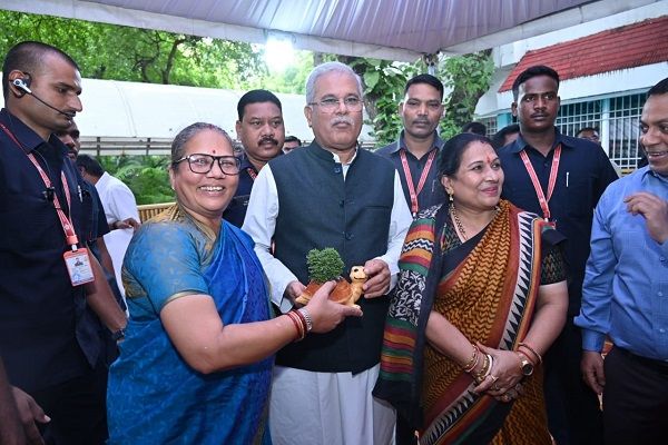 मुख्यमंत्री को किरणमयी नायक, सत्यनारायण शर्मा ने दी जन्मदिन की बधाई