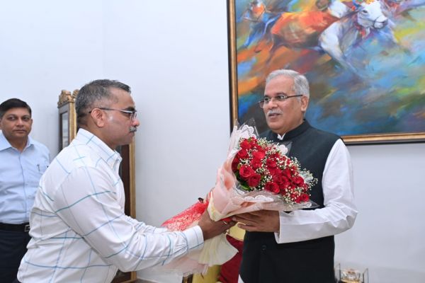 जनसंपर्क आयुक्त दीपांशु काबरा ने सीएम बघेल को दी जन्मदिन की बधाई