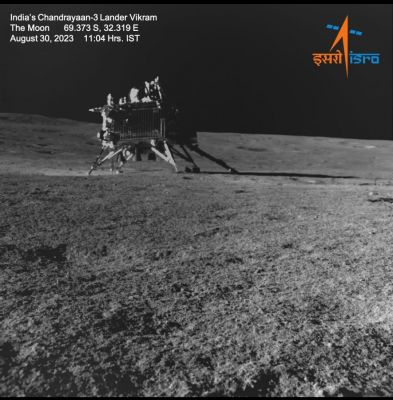प्रज्ञान रोवर ने भेजी विक्रम लैंडर की ताजा तस्वीरें