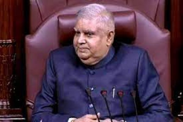 जम्मू पहुंचने पर रक्षा मंत्री राजनाथ सिंह का उपराज्यपाल मनोज सिन्हा ने स्वागत किया