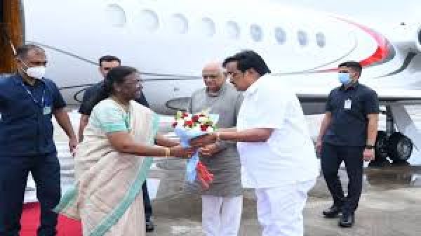 राष्ट्रपति द्रौपदी मुर्मू का अहमदाबाद हवाई अड्डे पर हुआ गर्मजोशी से स्वागत