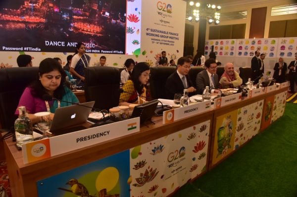 वाराणसी: जी&mdash;20 सतत वित्त कार्यसमूह की चौथी बैठक शुरू, डेलीगेट्स ने प्रेसीडेंट टेबल पर रखे प्रस्ताव