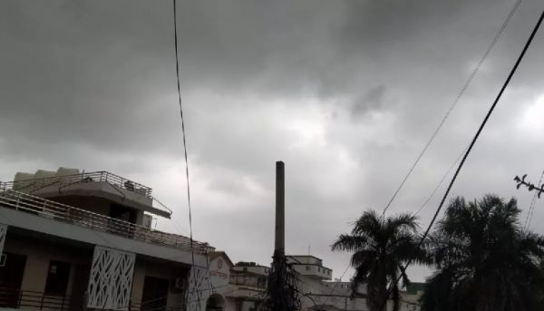 दिल्ली-एनसीआर में बादलों की मेहरबानी, मौसम हुआ सुहावना