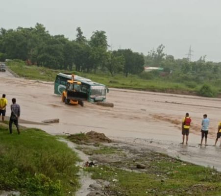 हरिद्वार आ रही नेपाल मैत्री बस कोटावाली नदी में फंसी, यात्रियों को किया गया रेस्क्यू