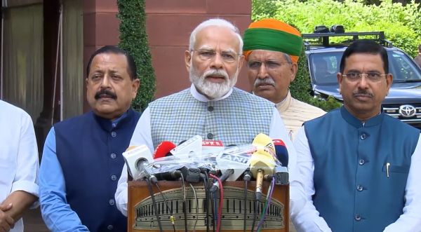 प्रधानमंत्री ने संसद के बाहर कहा, यह ऐतिहासिक निर्णयों का सत्र