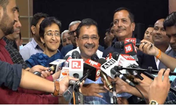 मेरे सरकारी आवास की सीबीआई जांच प्रधानमंत्री की घबराहट : केजरीवाल