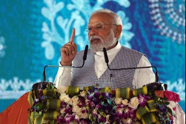 कांग्रेसियों को गरीबों का पैसा लूटकर तिजोरी भरने नहीं दूंगा : पीएम मोदी