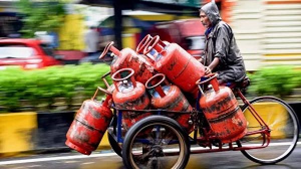 खुशखबरी: 450 रुपये में मिल रहा LPG सिलेंडर