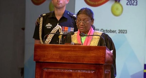 राष्&zwj;ट्रपति द्रौपदी मुर्मु का युवाओं से आह्वान, कहा- राष्&zwj;ट्र की समग्र प्रगति के लिए विकास और अनुशासन का मार्ग अपनाएं